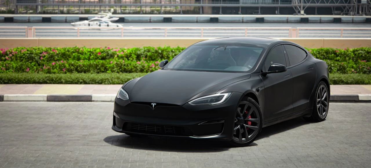 تيسلا موديل S طراز S منقوش أسود غير لامع