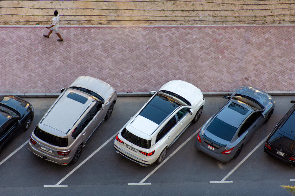 ¿Cuáles son las normas de aparcamiento en Dubai para los coches de alquiler?