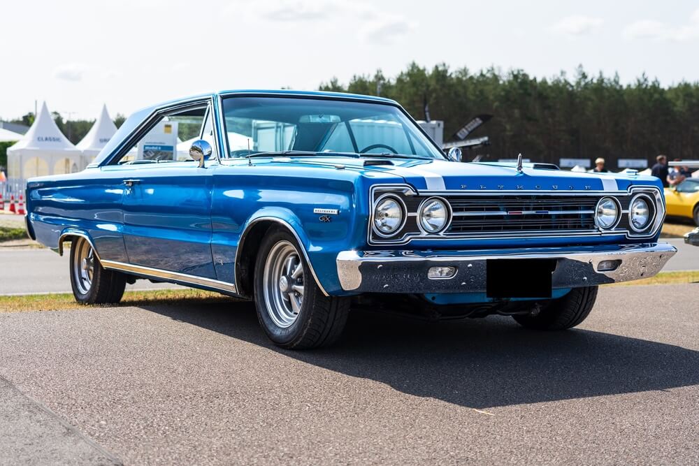 O automóvel de tamanho médio Plymouth Belved