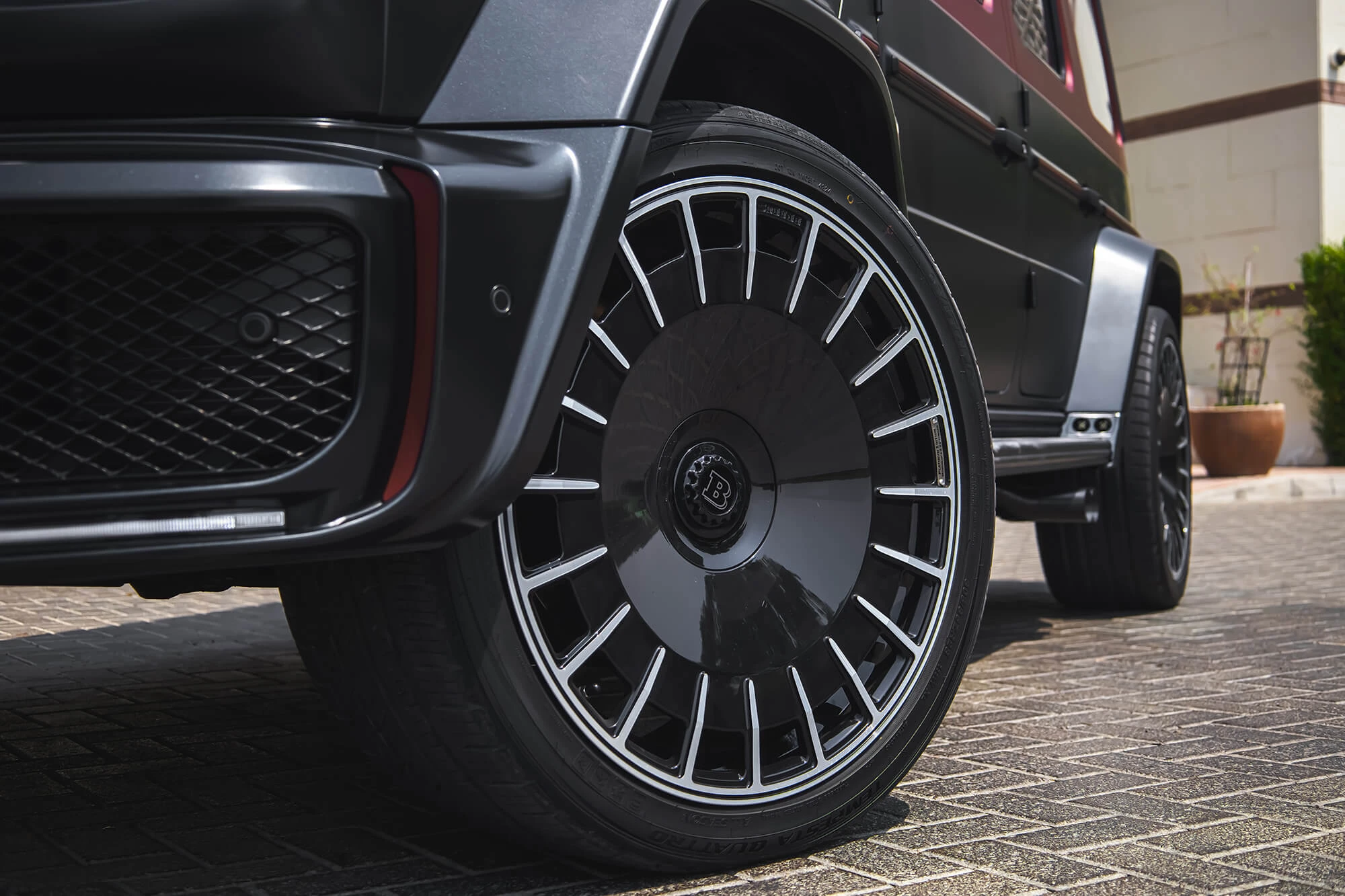 Mercedes G-Class Brabus 800 Kit Carbono Preto Mate e Vermelho