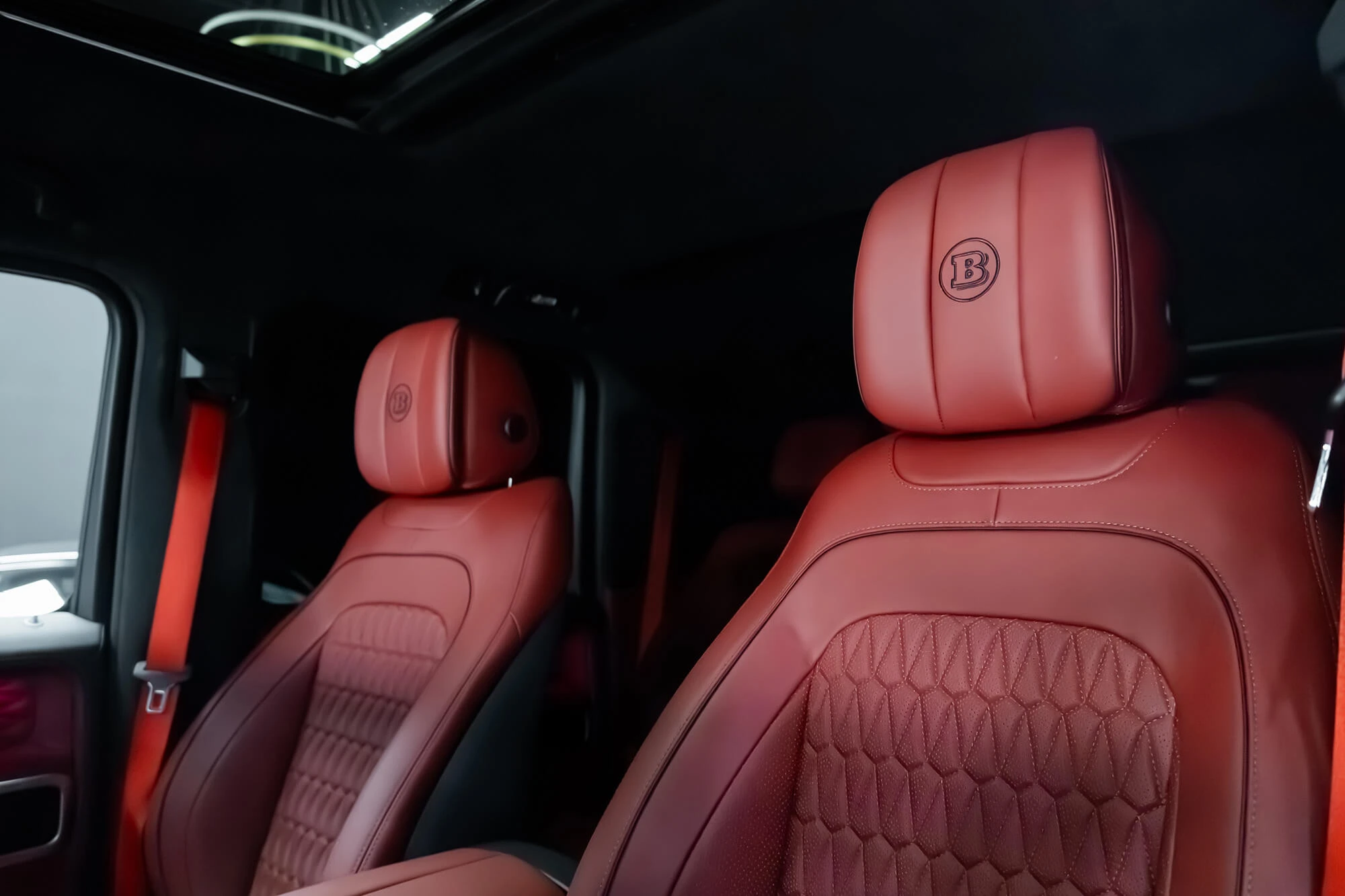 Mercedes G-Class Brabus 800 Kit Carbono Preto Mate e Vermelho