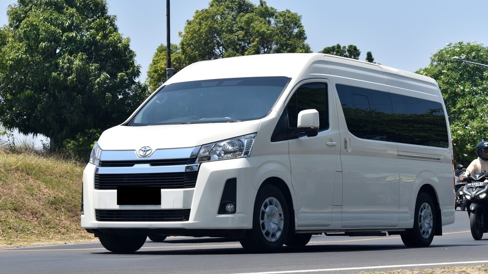 En Toyota Hiace Premio kørte på en vej