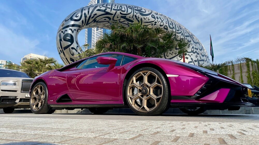 Hvor gammel skal man være for at leje en Lamborghini i Dubai?