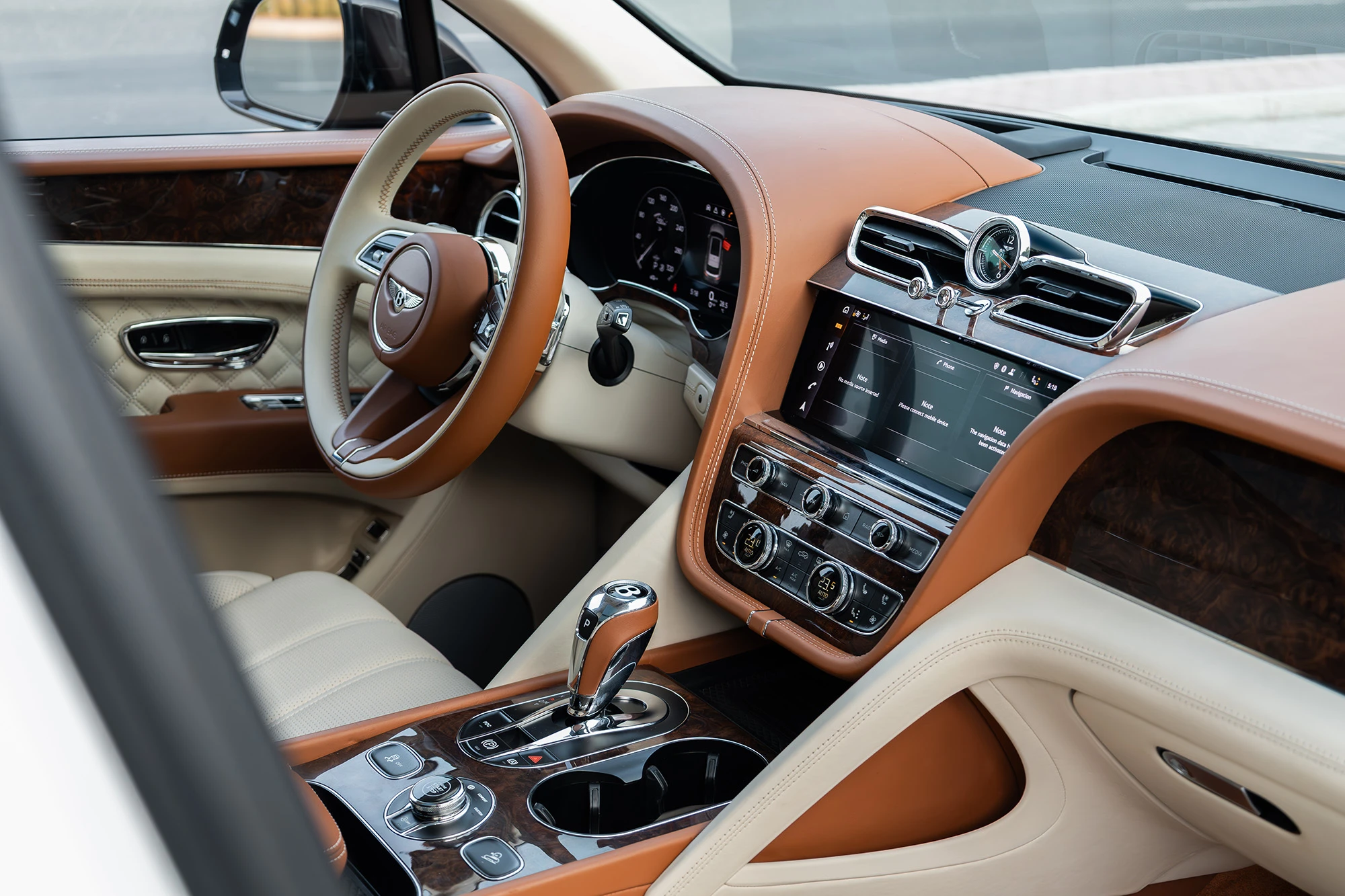 Bentley Bentayga rosso e nero