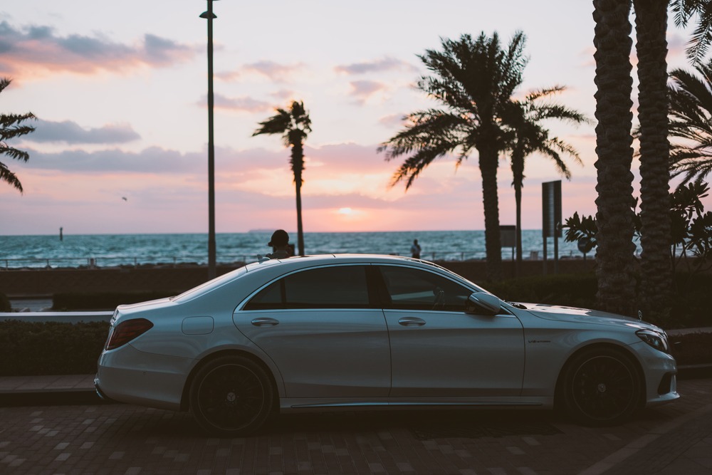 För Dubai-trafiken, ska jag hyra en sedan eller en hatchback?