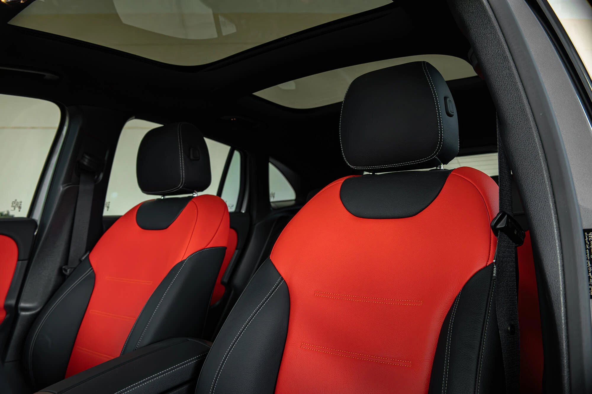 灰色奔驰 GLA35 AMG