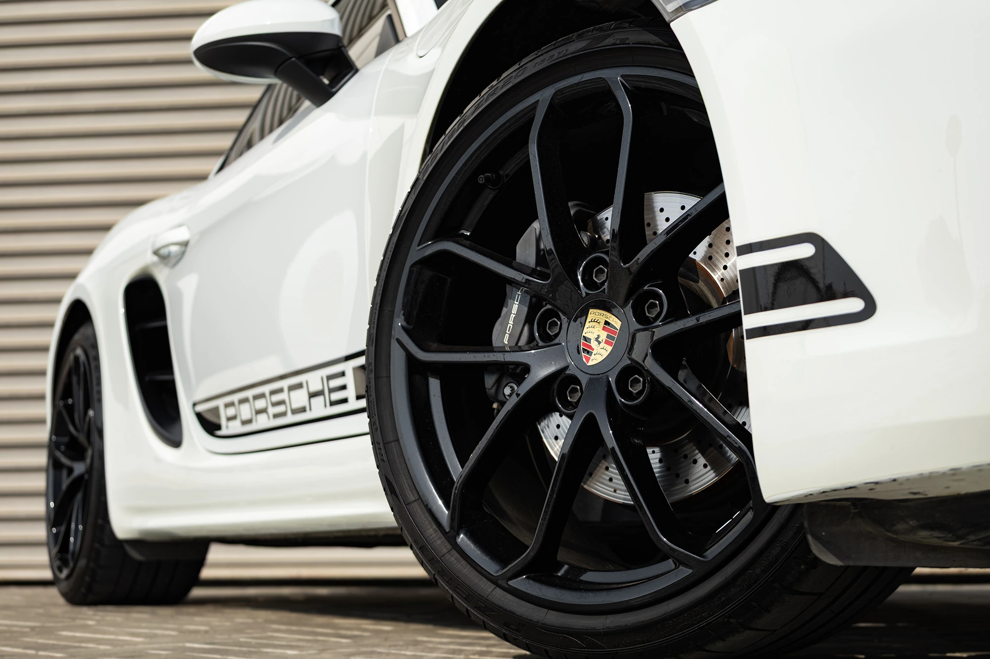 Porsche Cayman белый