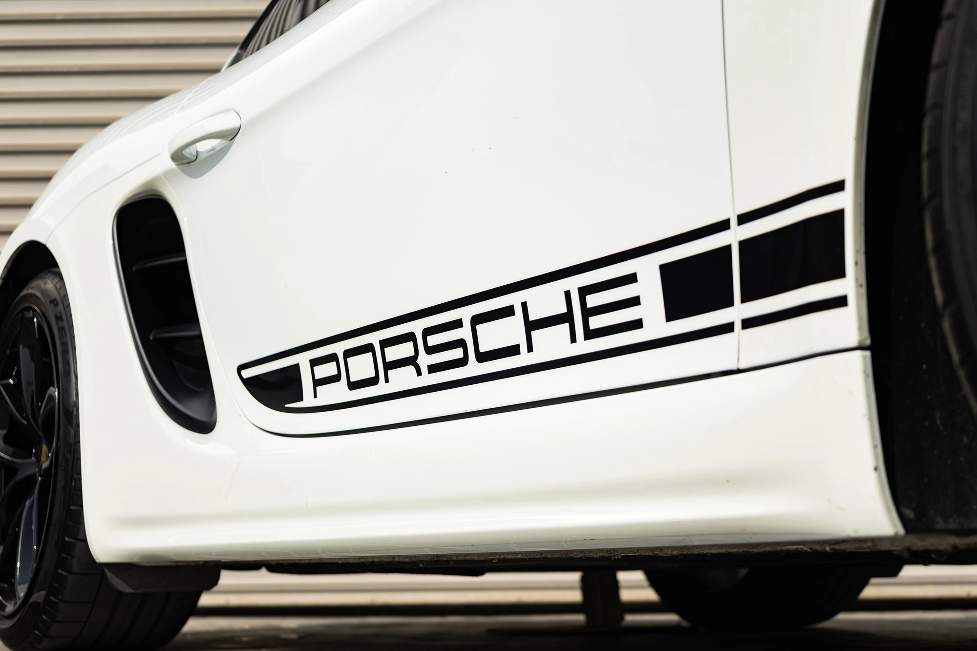 Porsche Cayman белый