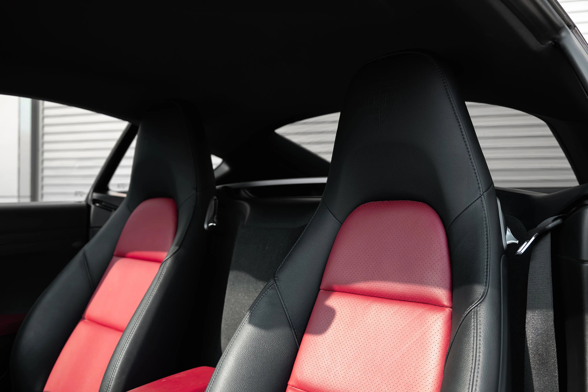 Porsche Cayman белый