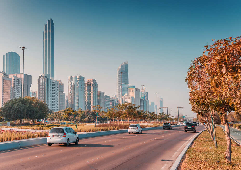 Hur långt är det från Abu Dhabi till Dubai?