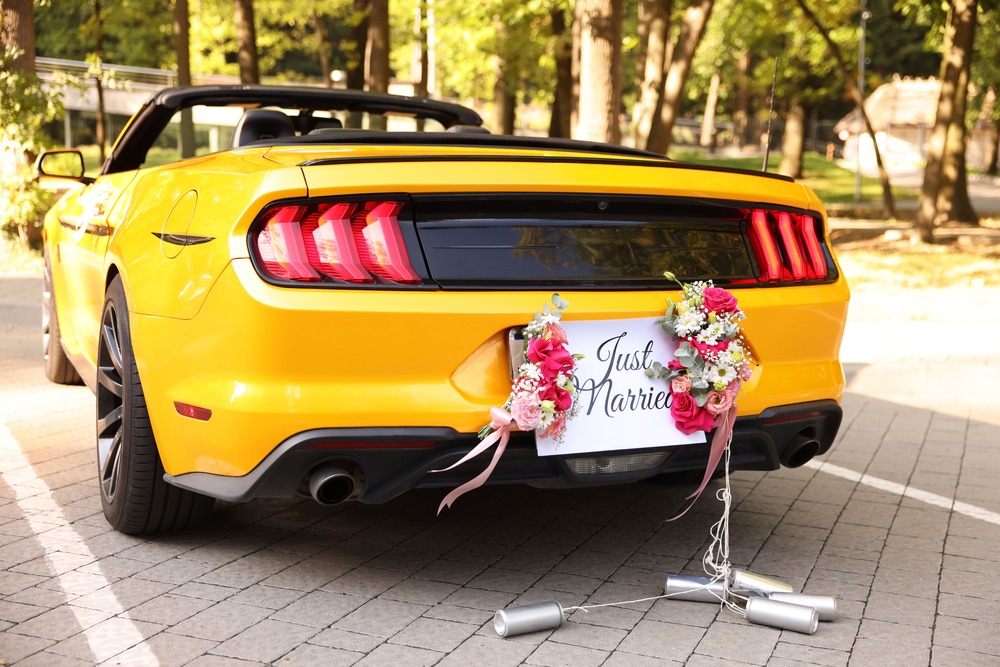 Vilka alternativ för bröllopsbilar i Dubai passar en budget under 1 500 AED?