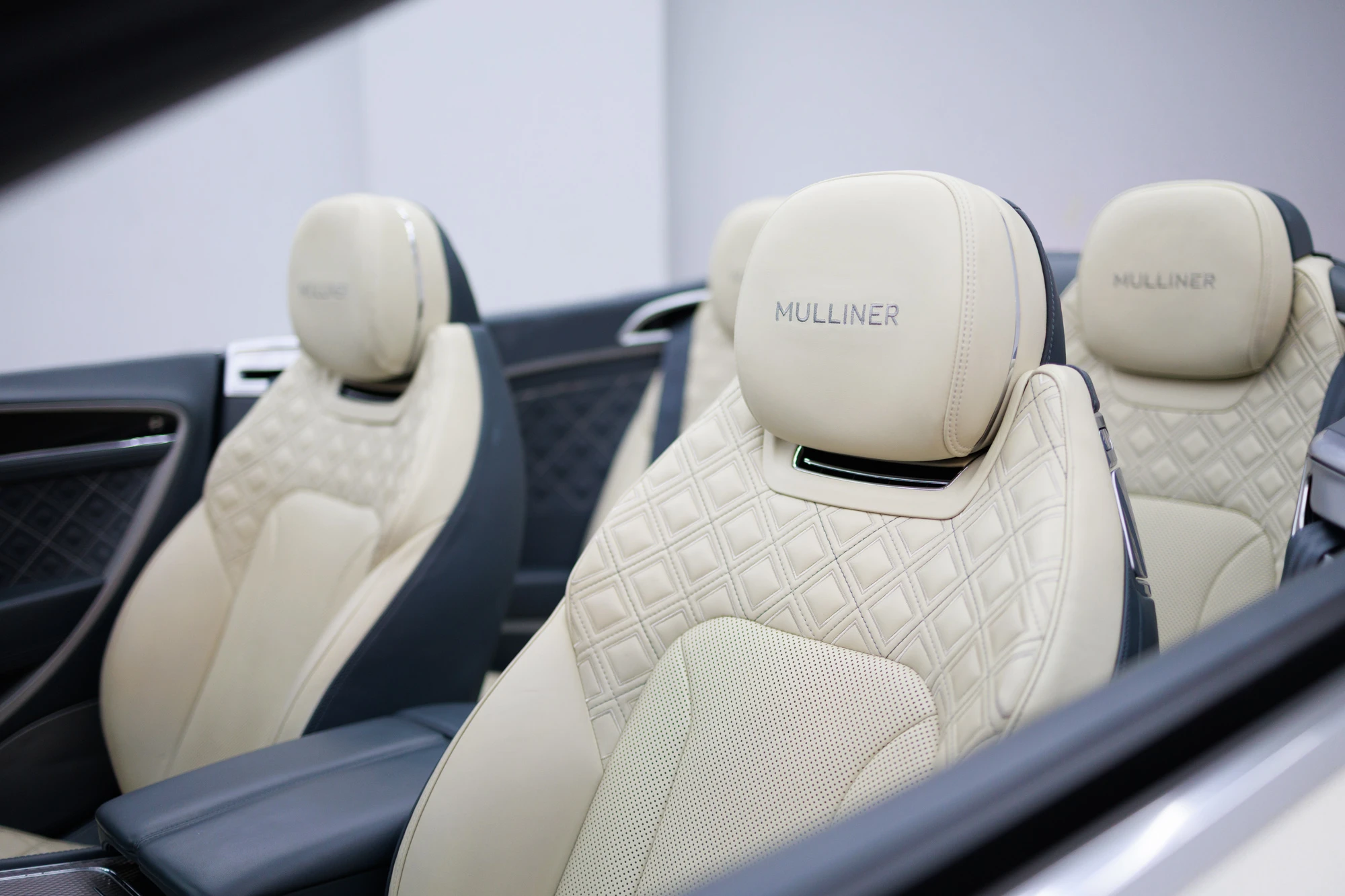 Bentley Continental GT Mulliner Cabriolet Mattweiß