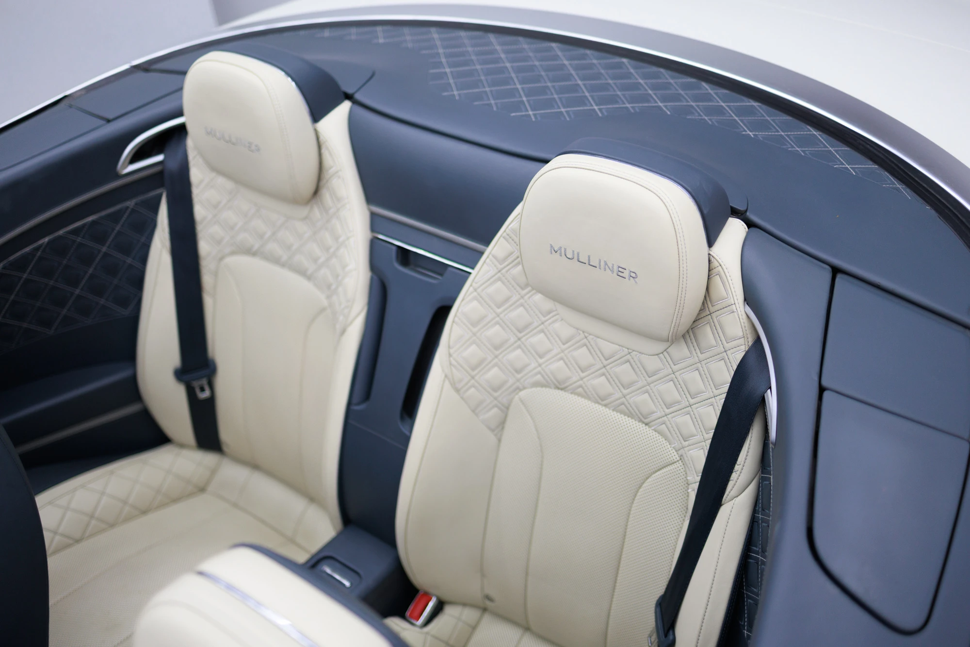 Bentley Continental GT Mulliner Cabriolet Mattweiß