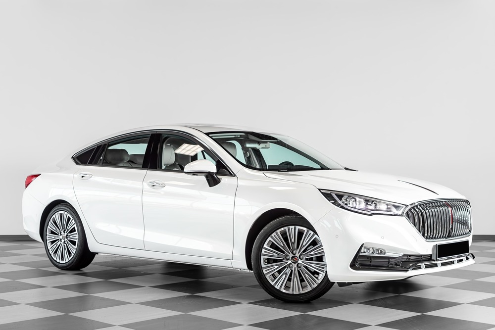 Le migliori berline a noleggio negli EAU 2025 Hongqi H5 a Dubai