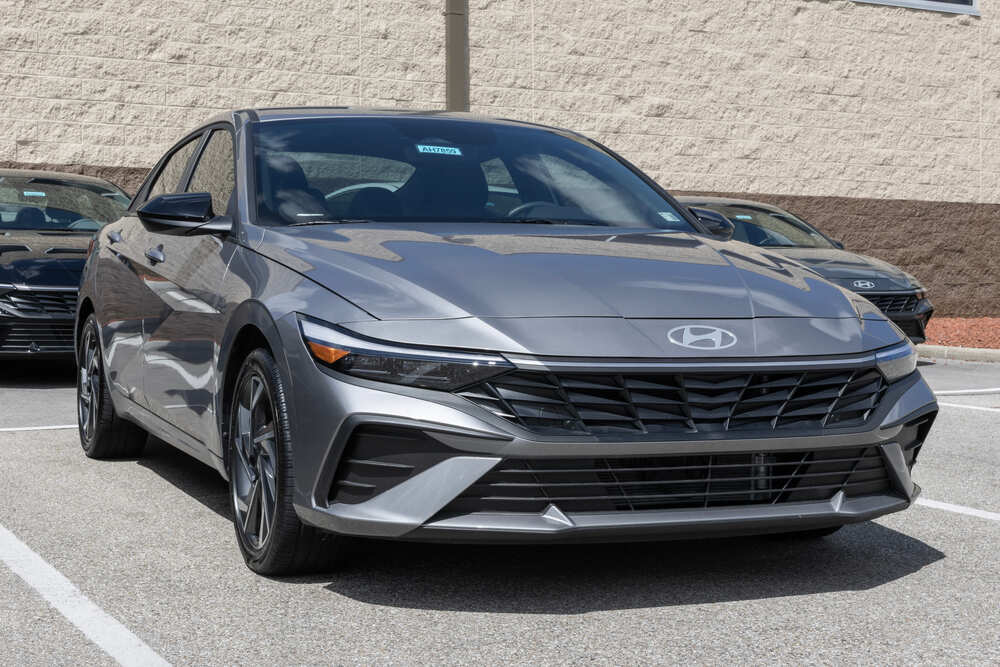 Hyundai Elantra Hybrid в Дубае