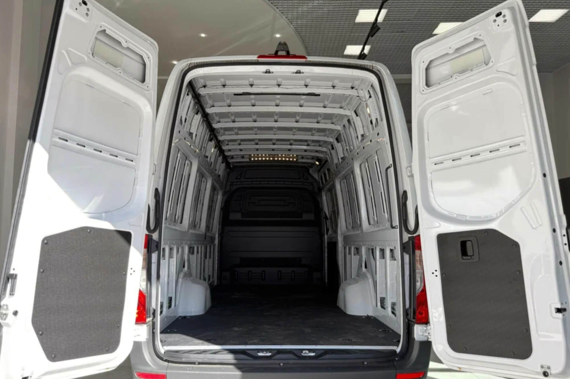 Mercedes-Benz Sprinter White