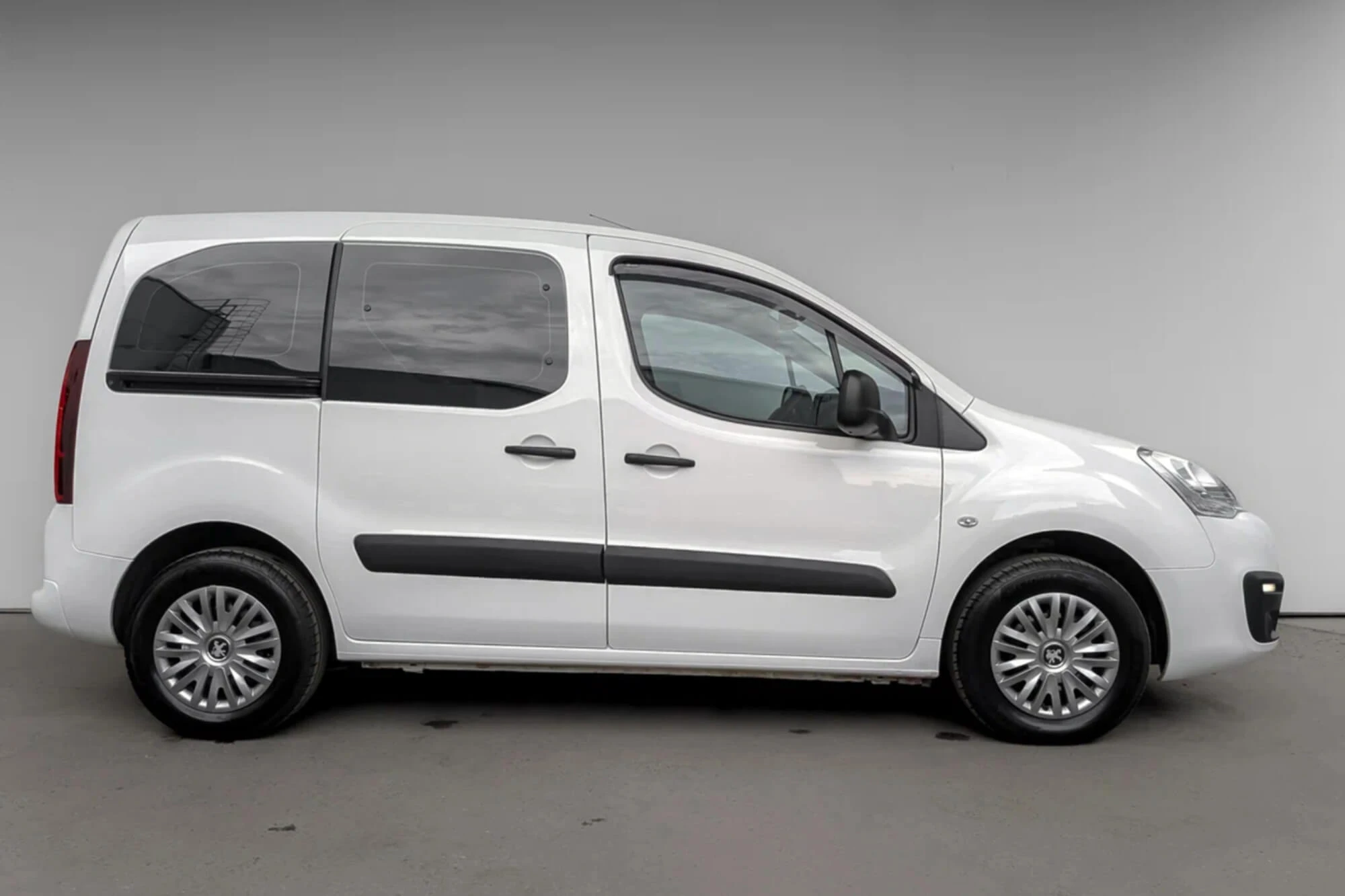 Peugeot Partner II Restyling White