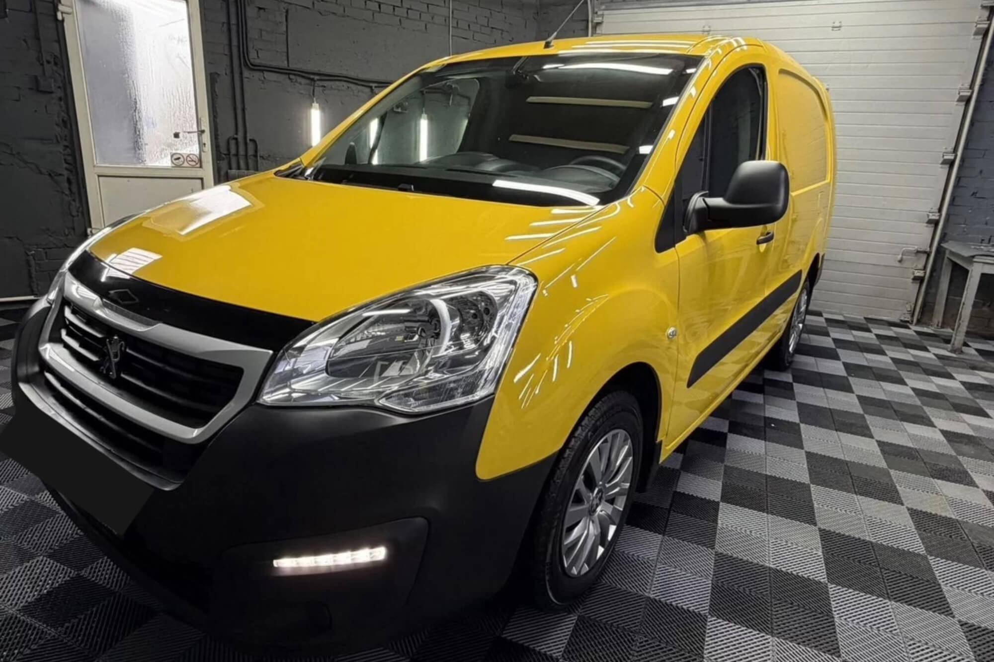Peugeot Partner Yellow