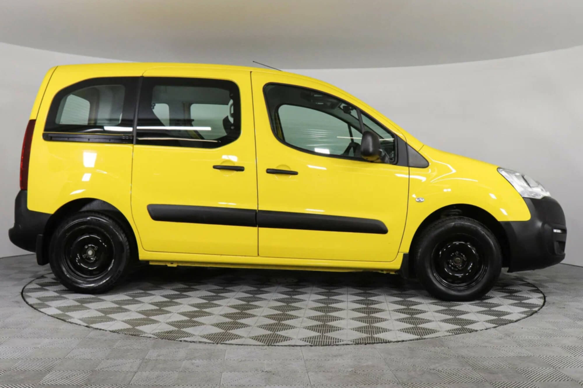 Peugeot Partner Tour II Restyling Yellow