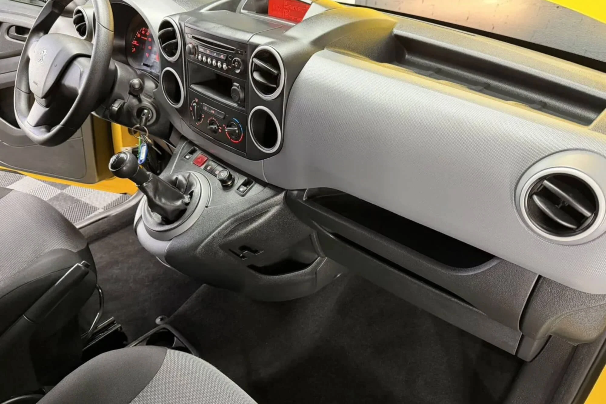 Peugeot Partner Yellow