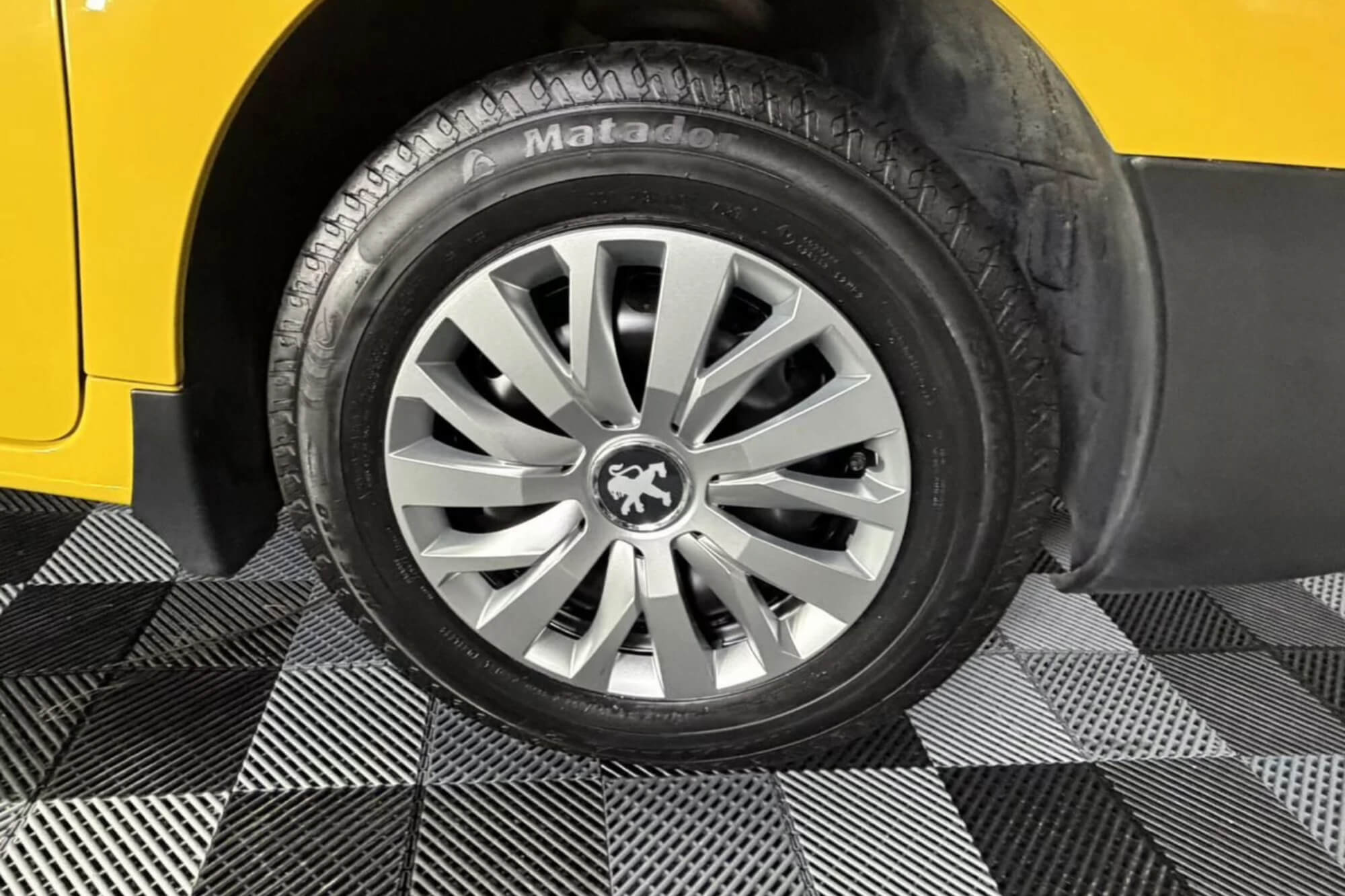 Peugeot Partner Yellow