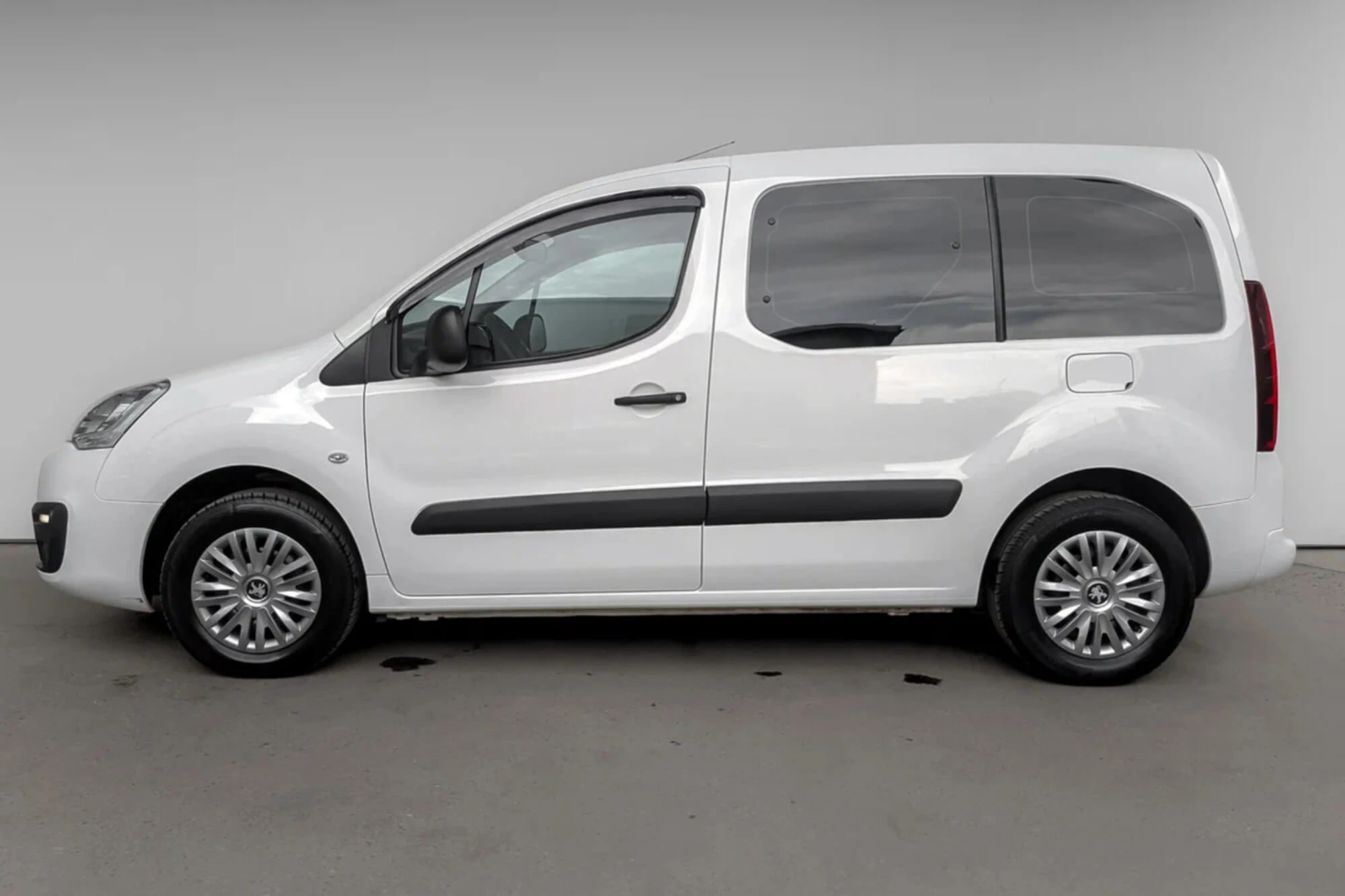 Peugeot Partner II Restyling לבן Peugeot Partner II Restyling לבן