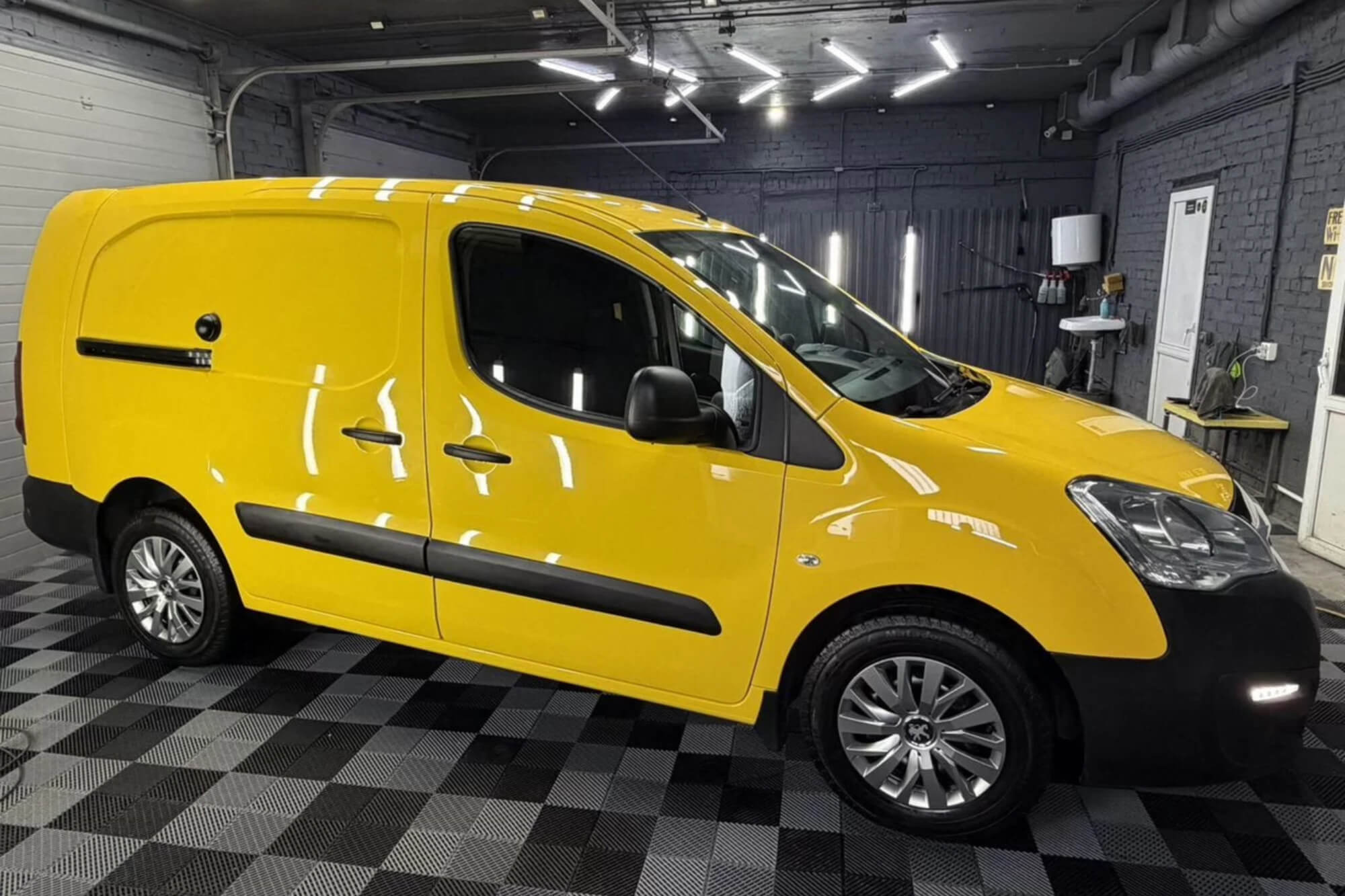 Peugeot Partner Yellow