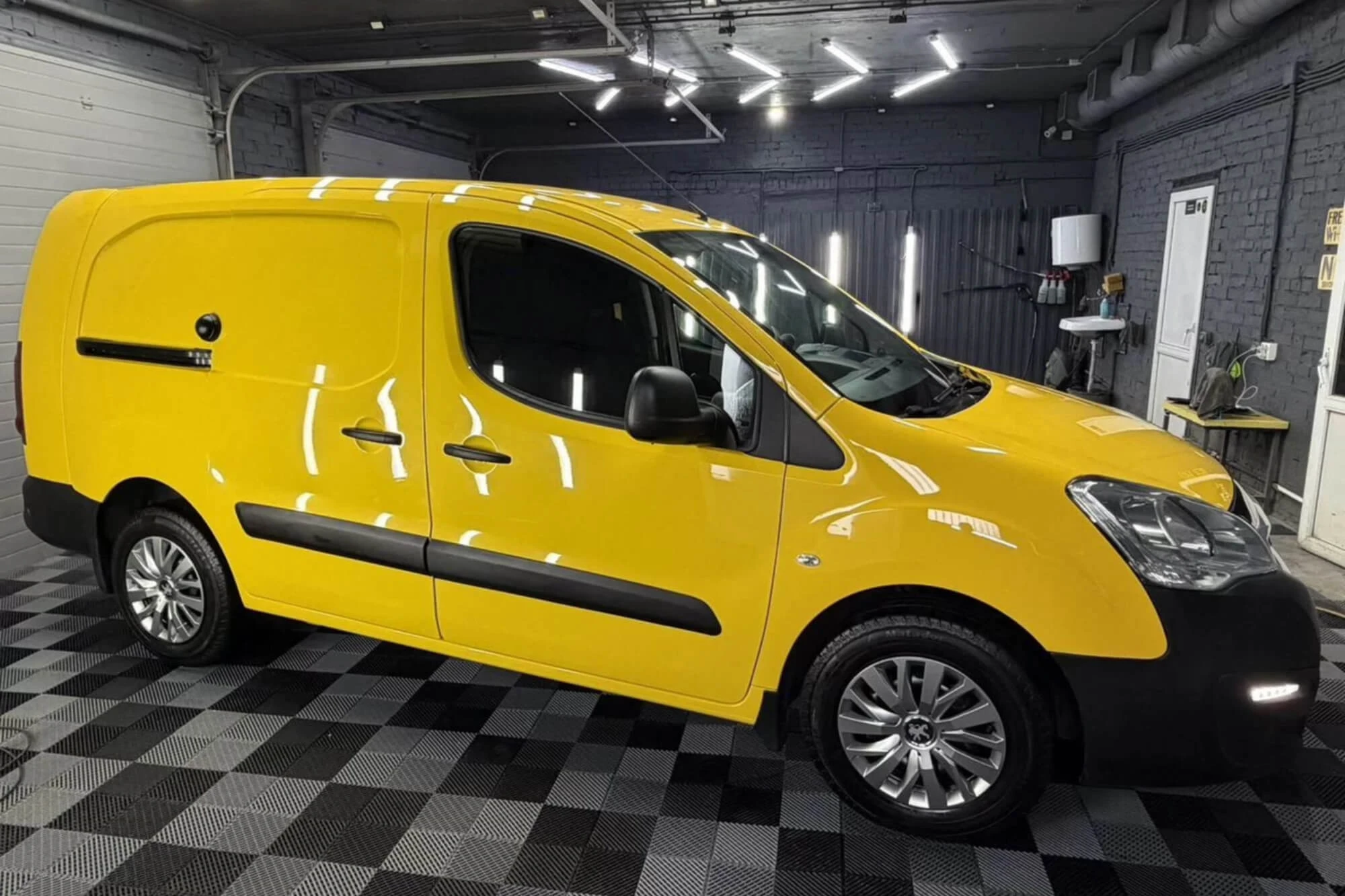 Peugeot שותף צהוב Peugeot שותף צהוב