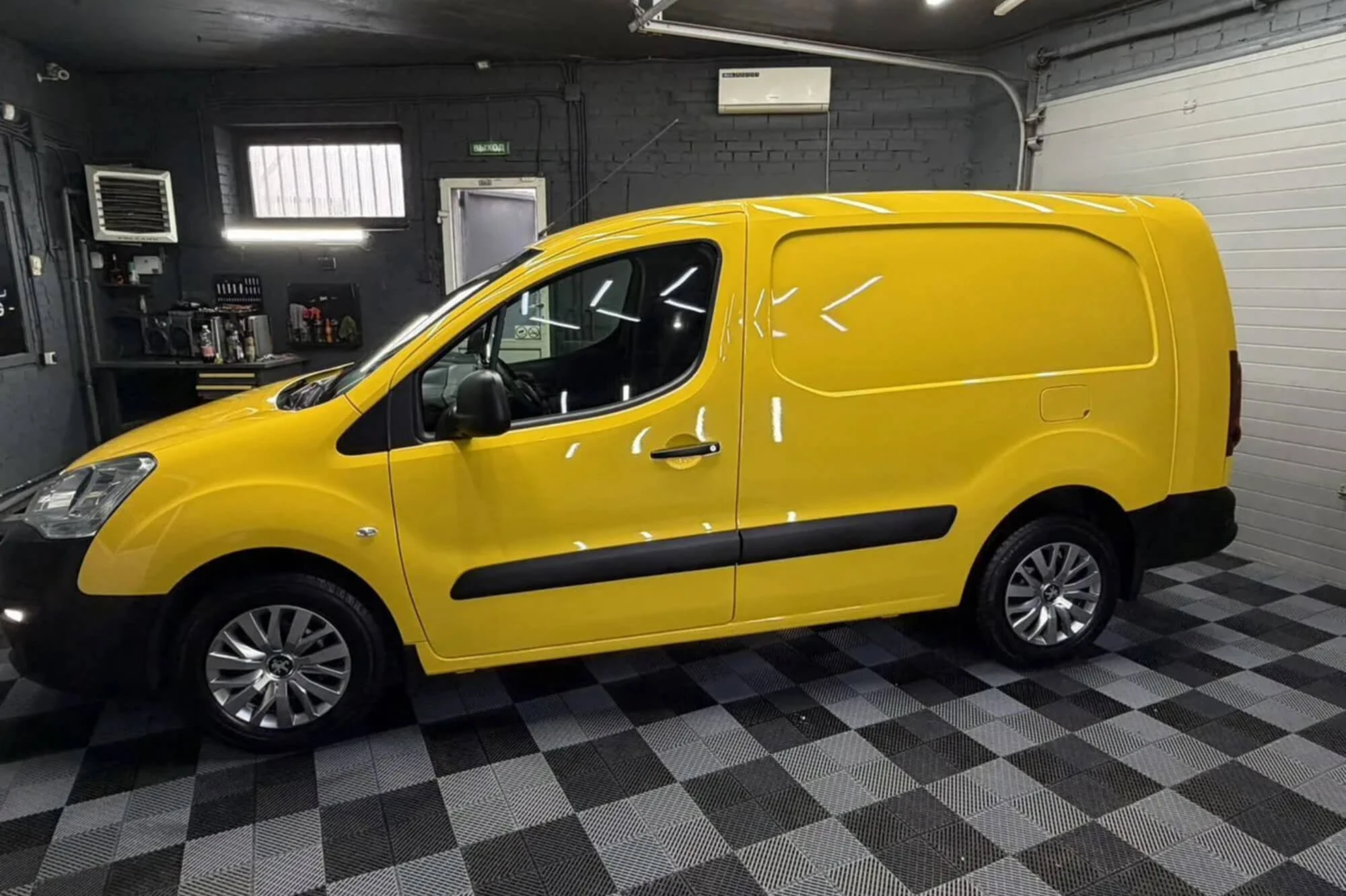 Peugeot שותף צהוב Peugeot שותף צהוב