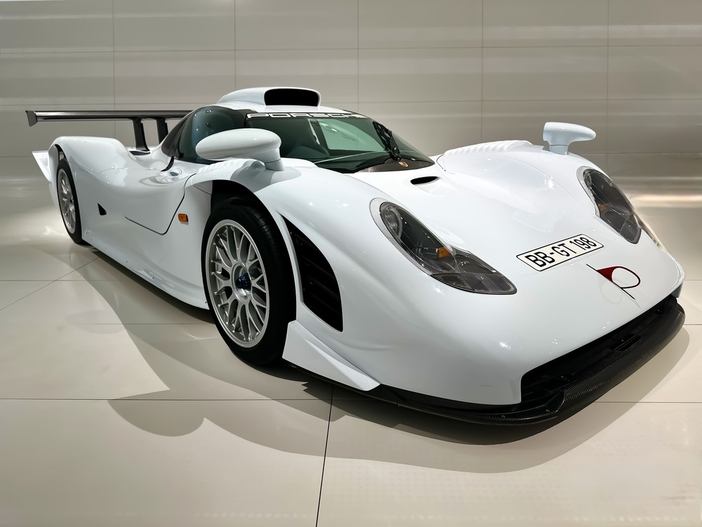 Iconen van Porsche: Legendarische modellen die de erfenis van het merk hebben gevormd Porsche GT1 in Dubai