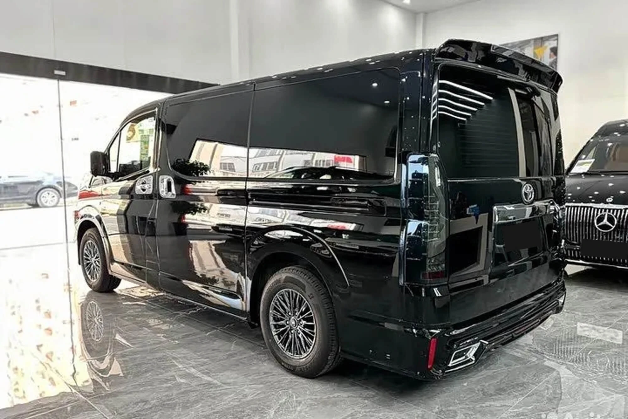 Toyota Hiace Black