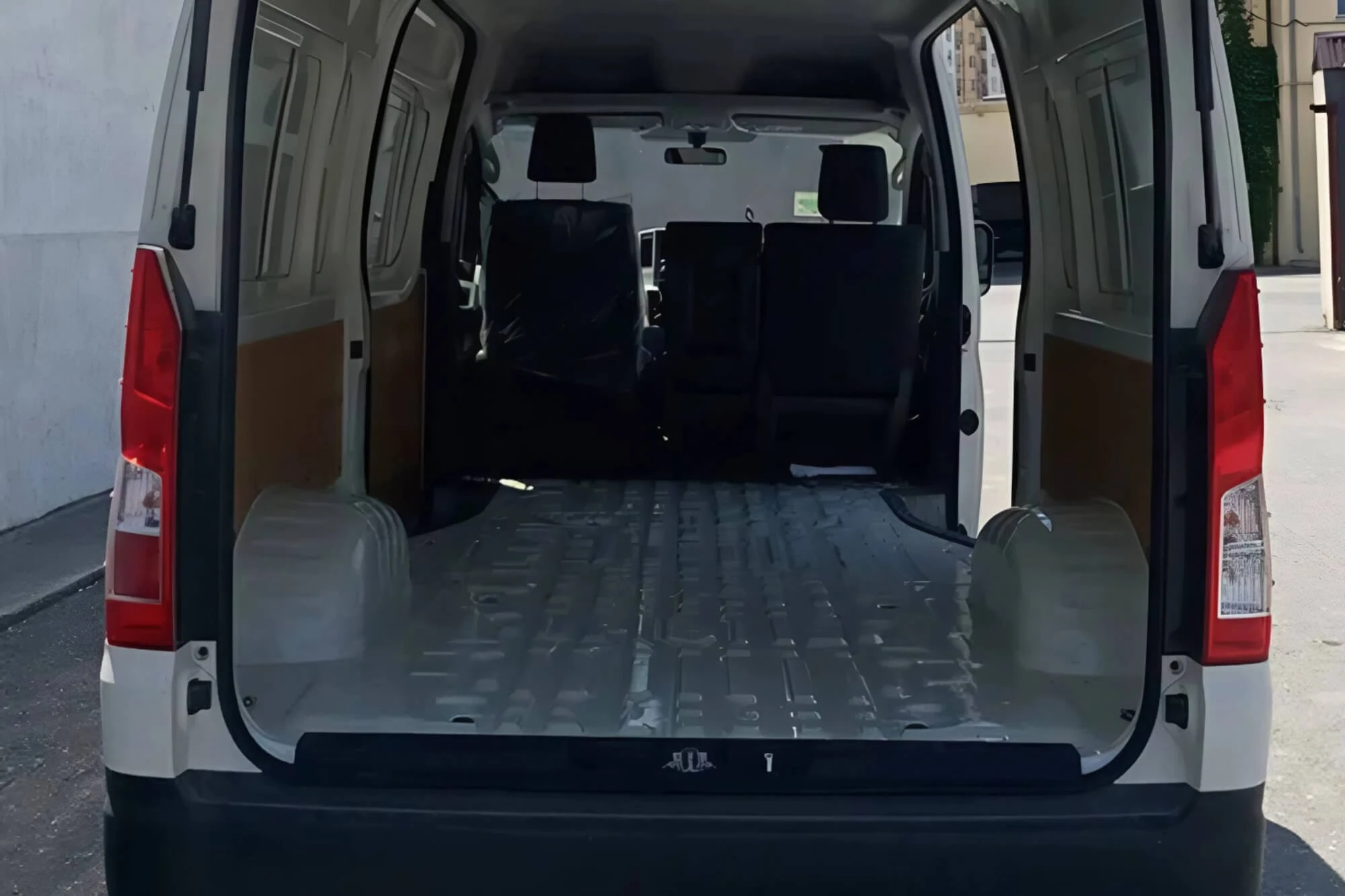 Toyota Hiace H300 Белый