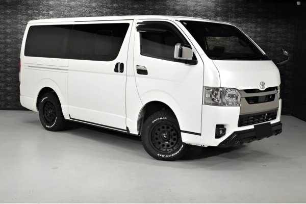 Dubai'de Toyota Hiace Kiralama