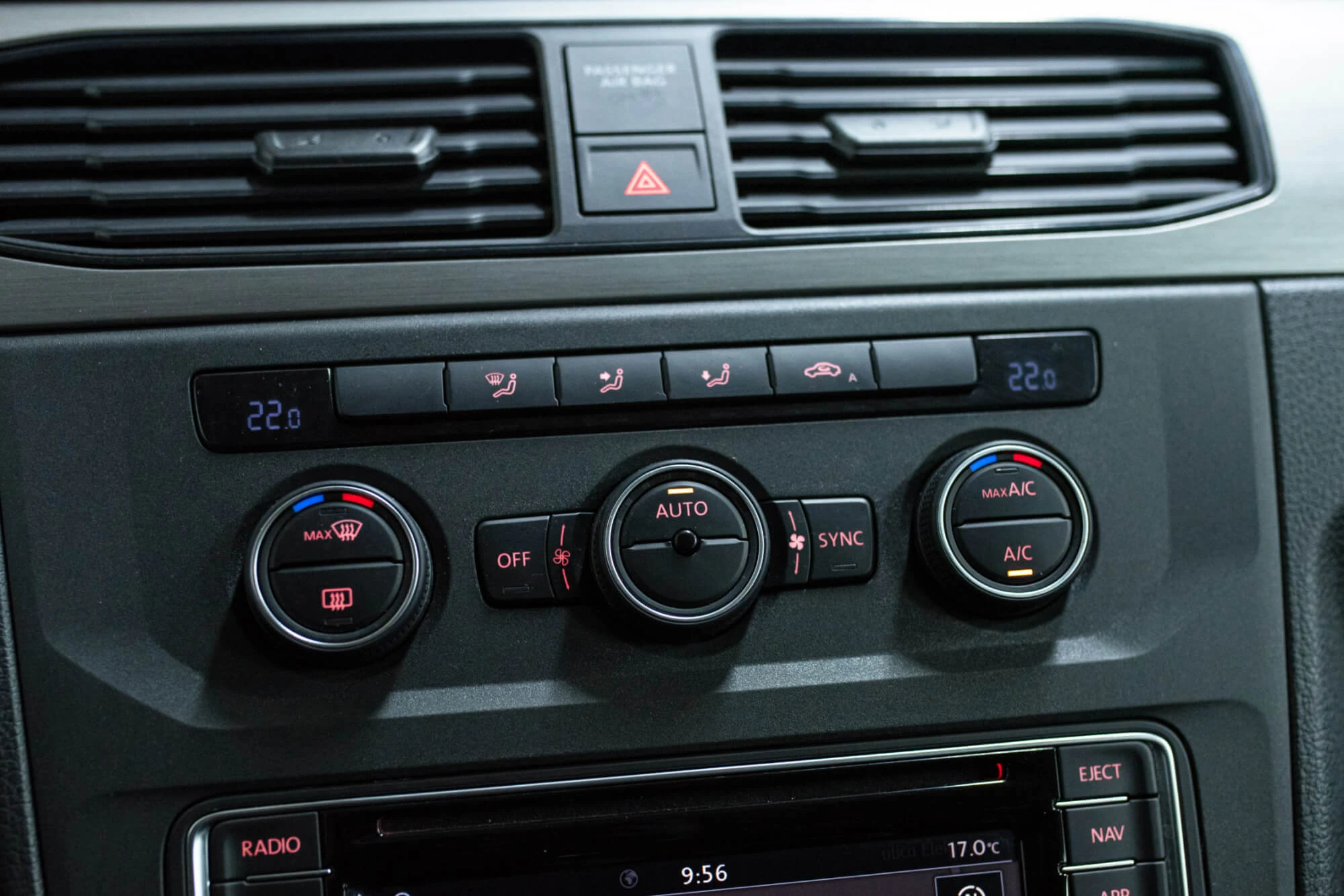 白色大众凯迪拉克