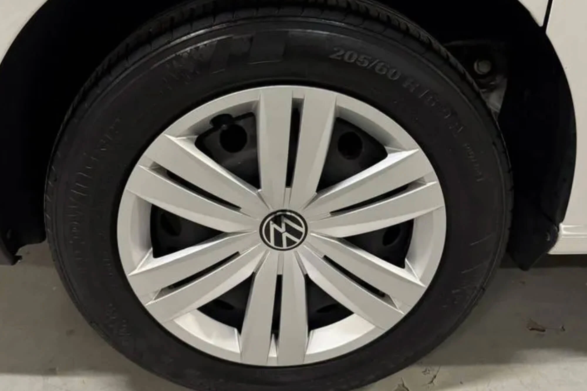 白色大众凯迪拉克