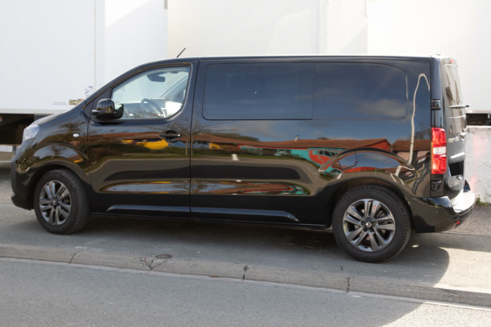 Dubai'de Bir Şirket Çalışanı İçin Araç Kiralayabilir mi? Citroën Jumpy otomobil yan profil panel van sokakta park edilmiş yeni model