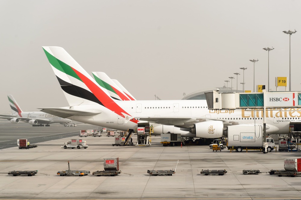 Proposez-vous un service de prise en charge des voitures à l'aéroport 24 heures sur 24 et 7 jours sur 7 aux Émirats arabes unis ?