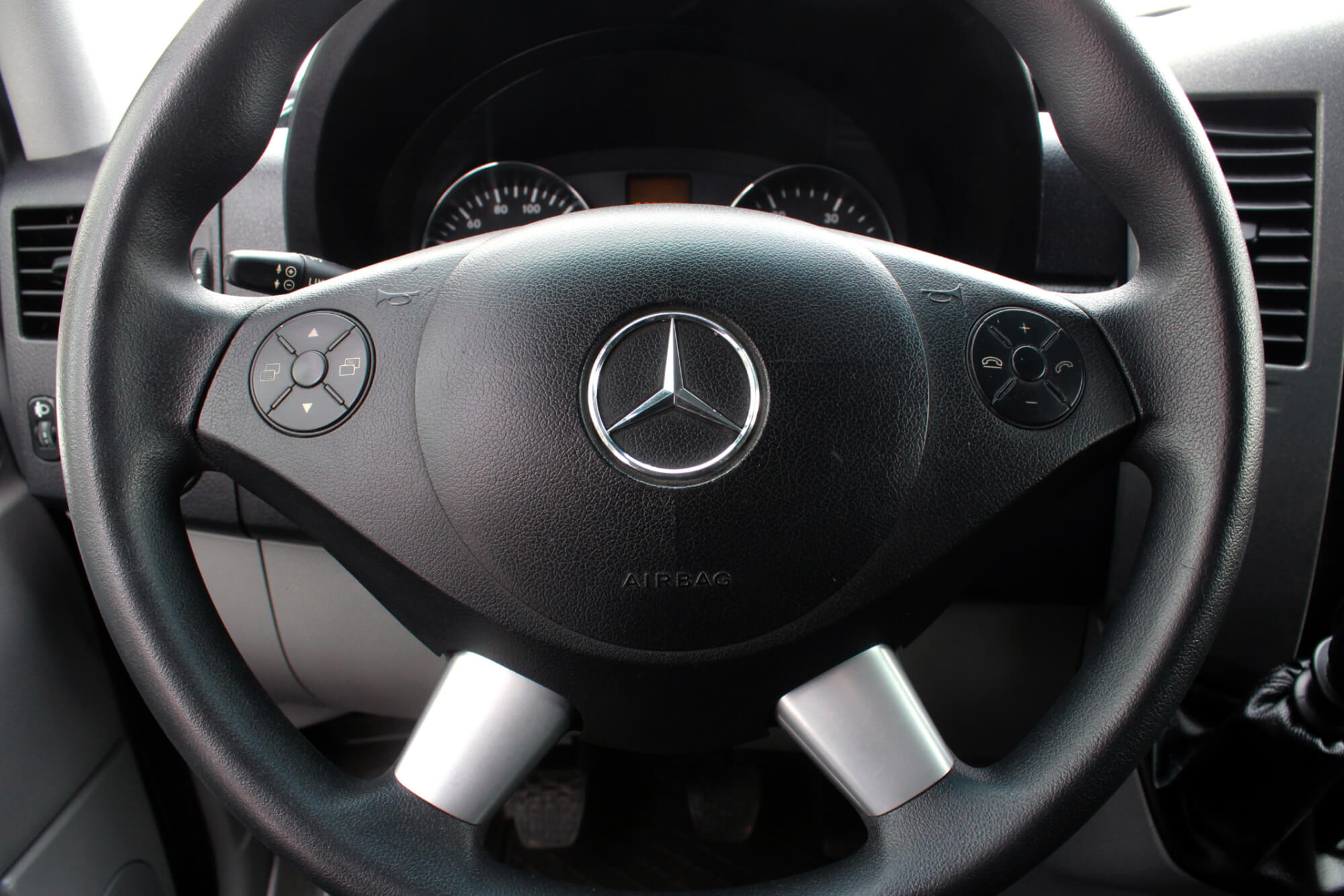 مرسيدس-بنز سبرينتر فضي اللون