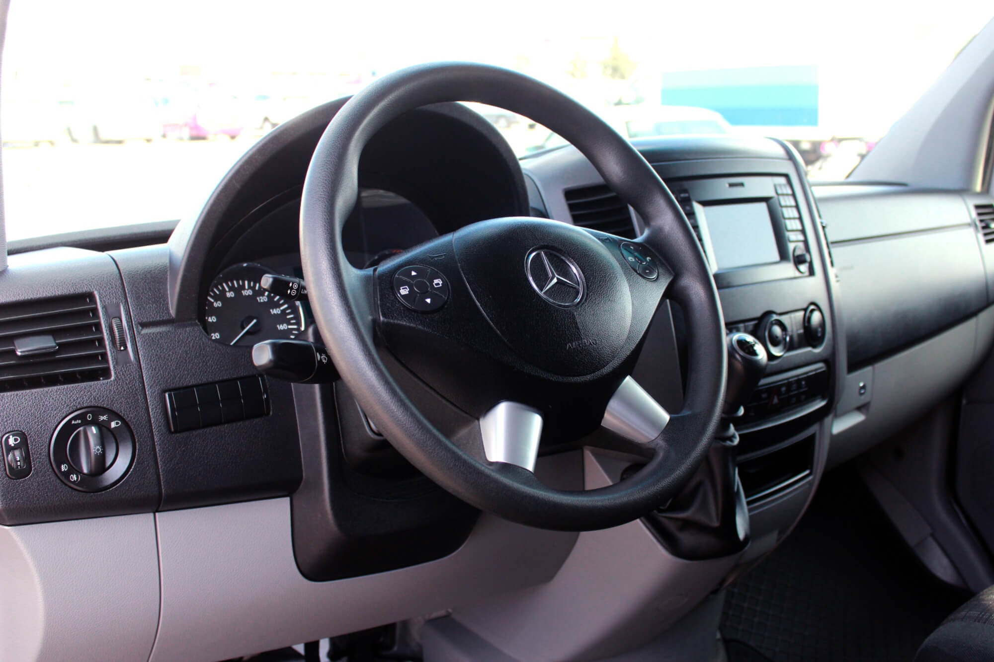 مرسيدس-بنز سبرينتر فضي اللون