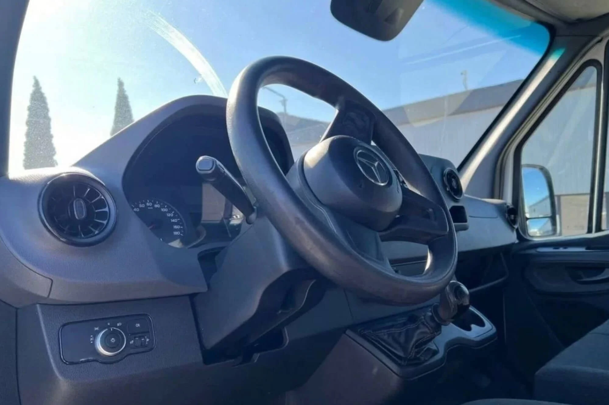 مرسيدس-بنز سبرينتر أسود