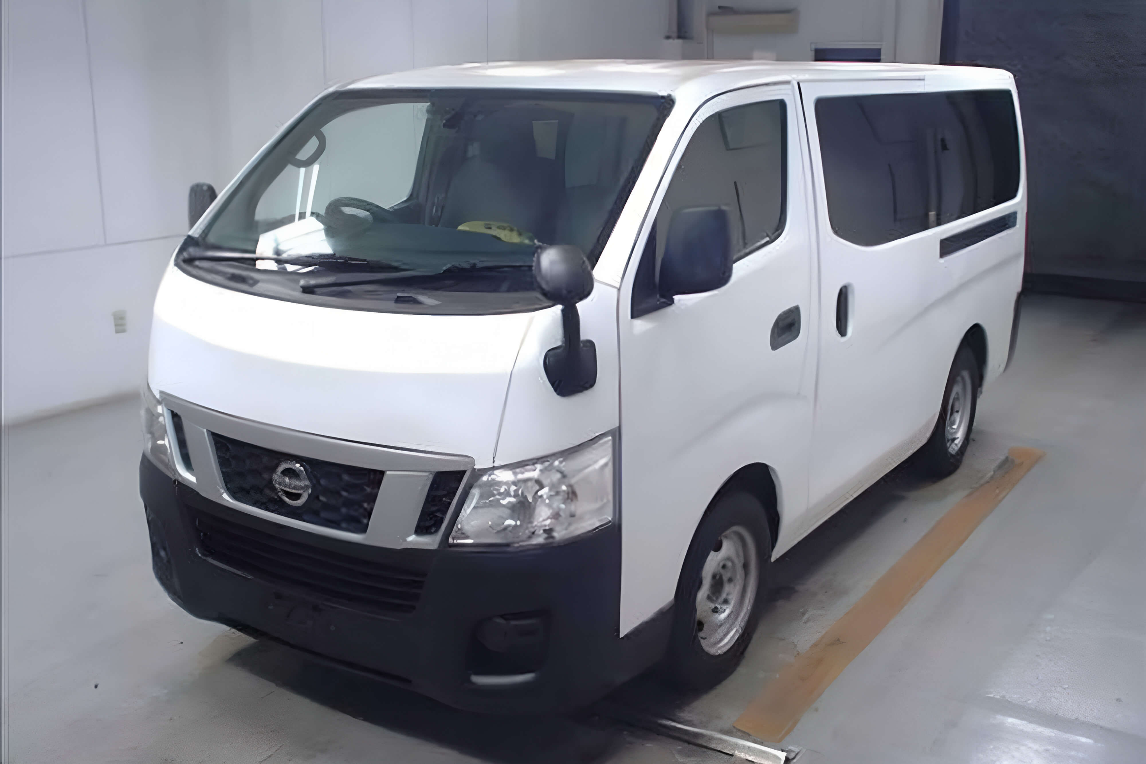 Nissan Urvan Branco