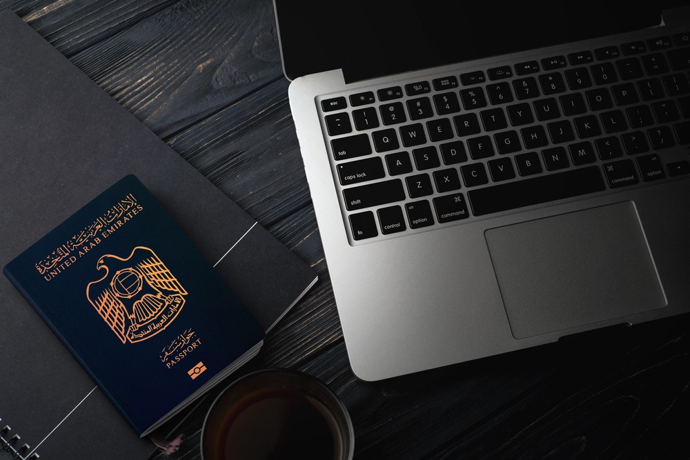 BAE'de ikamet eden bir kişinin araç kiralamak için hangi belgelere ihtiyacı vardır?