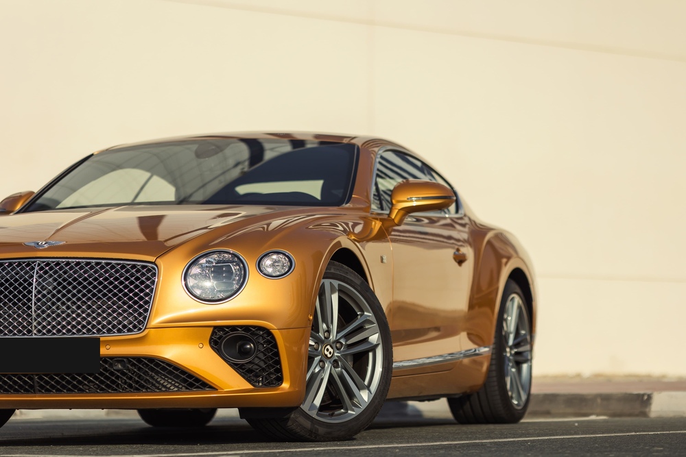 Que dois-je vérifier avant de signer un contrat de location de voiture exotique ?