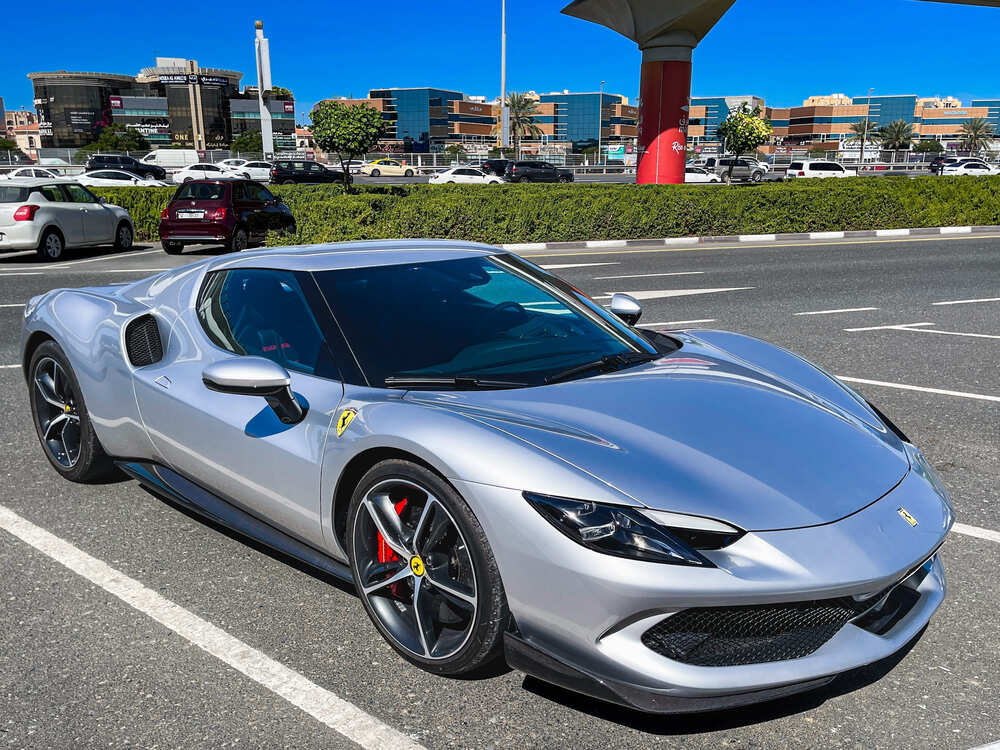 Où puis-je louer une voiture de sport à transmission manuelle aux Émirats arabes unis ?