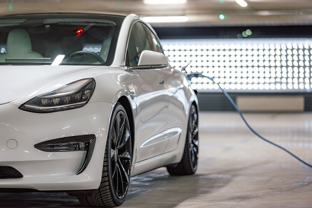 Carros eléctricos versus carros a gasolina no Dubai: Comparação de condução real Automóvel elétrico nos EAU