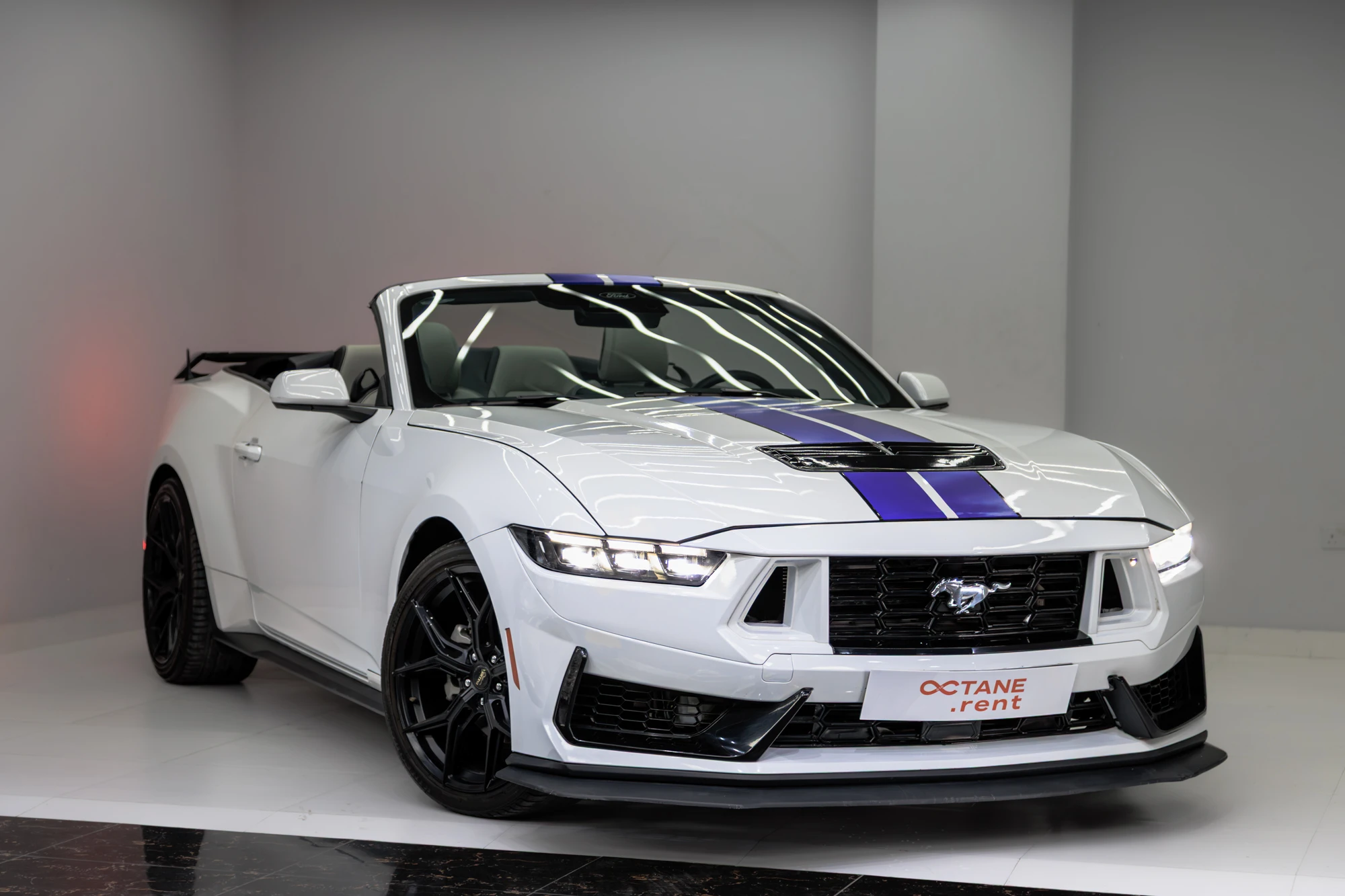 Ford Mustang New Gen Convertible Branco e Azul Ford Mustang New Gen Convertible Branco e Azul