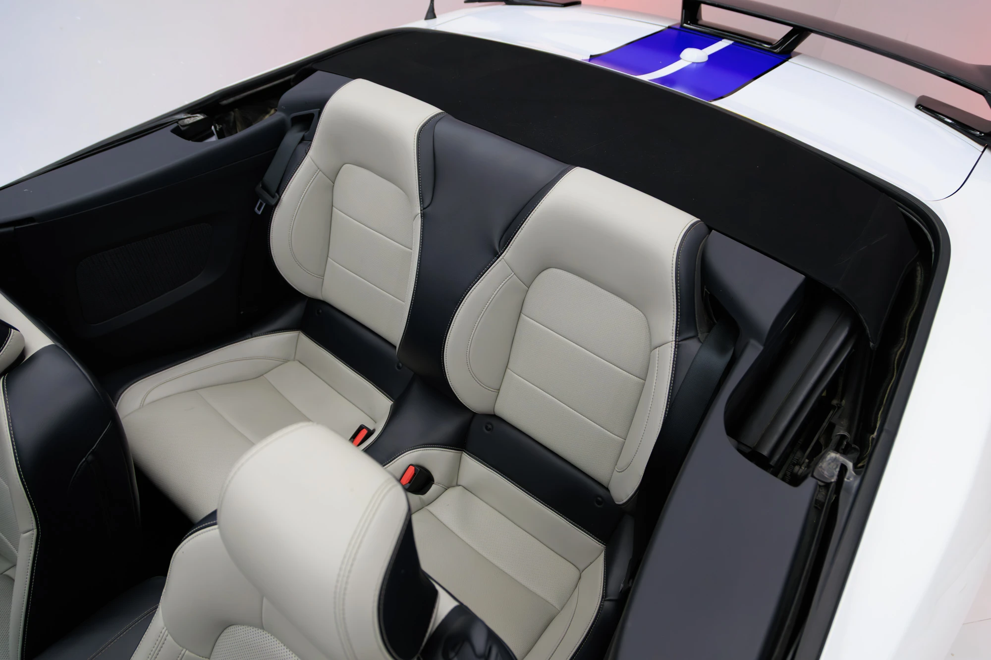 Ford Mustang New Gen Convertible Branco e Azul Ford Mustang New Gen Convertible Branco e Azul