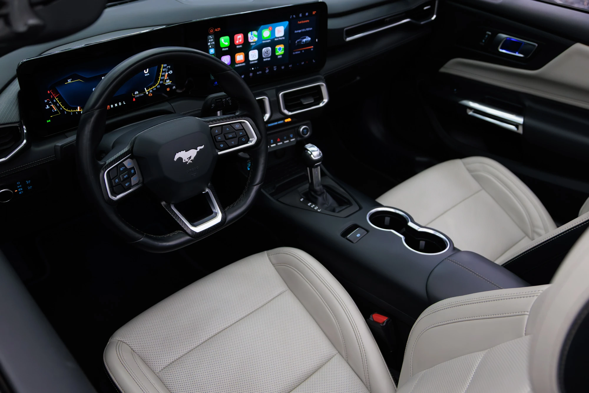 Ford Mustang New Gen Convertible Branco e Azul Ford Mustang New Gen Convertible Branco e Azul