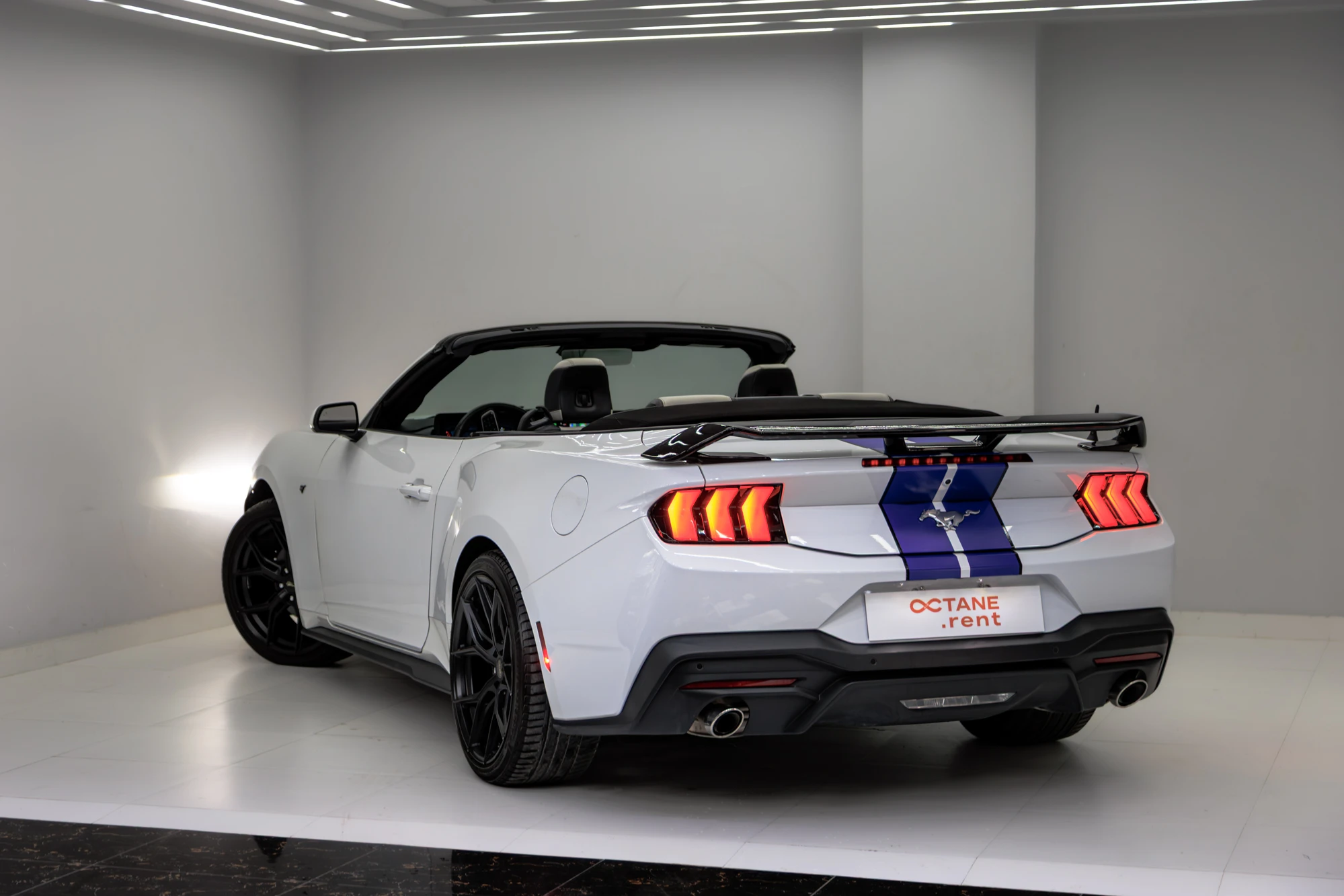 Ford Mustang New Gen Convertible Branco e Azul Ford Mustang New Gen Convertible Branco e Azul