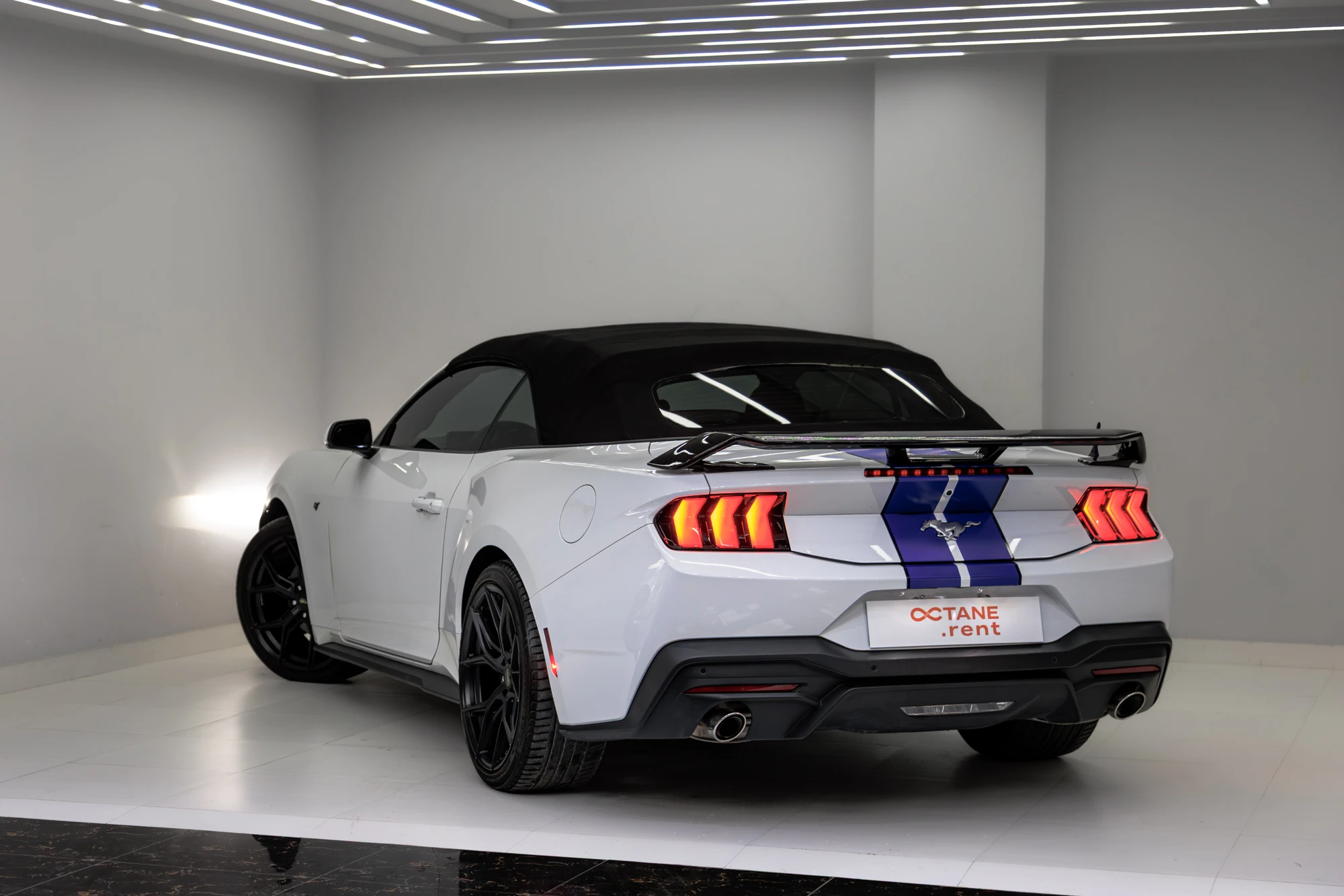 Ford Mustang New Gen Convertible Branco e Azul Ford Mustang New Gen Convertible Branco e Azul